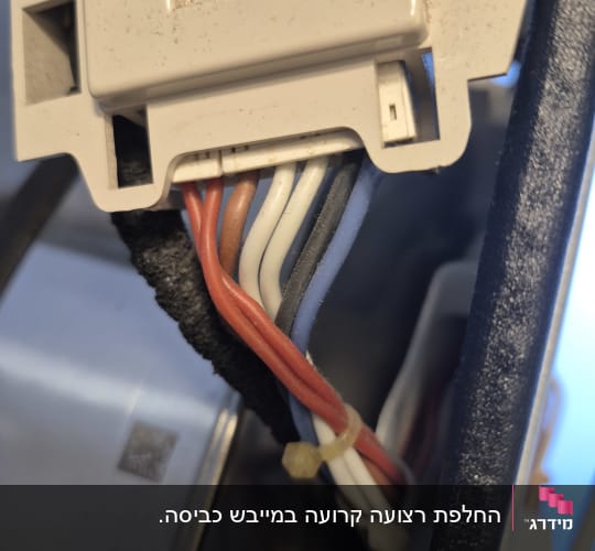 חוטי חשמל צבעוניים מחוברים למחבר פלסטיק לבן